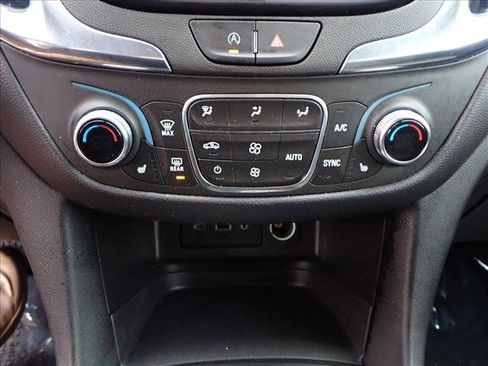 Used 2023 Chevrolet Equinox LT image 20