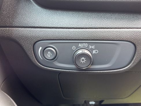 Used 2022 Chevrolet Bolt EUV LT w/ Convenience Package FWD image 21