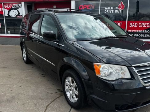 Used 2010 Chrysler Town & Country Touring Plus image 2