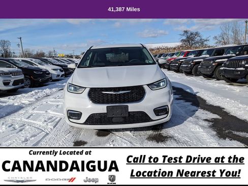 Used 2023 Chrysler Pacifica Touring-L image 2