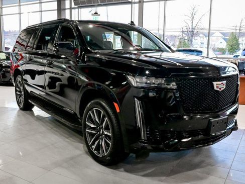 Used 2022 Cadillac Escalade ESV Sport image 3