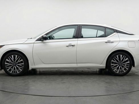 Used 2025 Nissan Altima 2.5 SV image 5