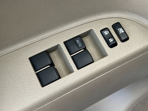 Used 2012 Toyota Highlander SE FWD image 14