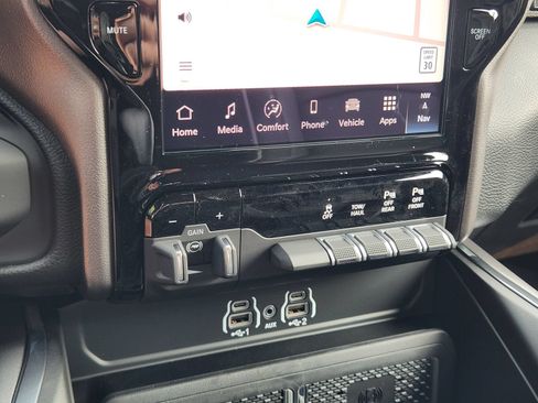 New 2026 RAM 2500 Laramie w/ Sport Appearance Package AWD/4WD image 18