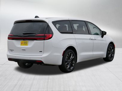 New 2026 Chrysler Pacifica Select