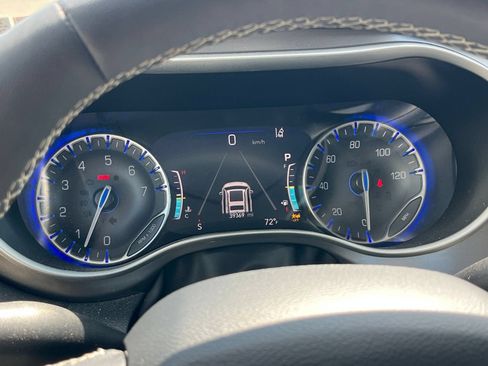 Used 2024 Chrysler Pacifica Touring-L FWD image 38