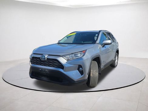Used 2021 Toyota RAV4 XLE w/ Convenience Package image 3