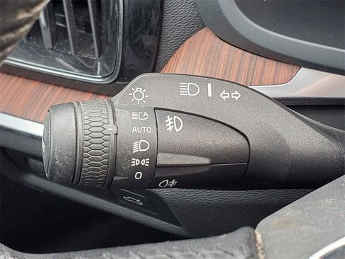 Used 2022 Volvo S60 B5 Momentum image 17