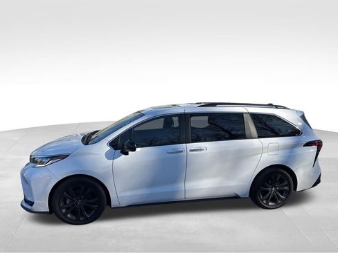 Used 2023 Toyota Sienna XSE image 4
