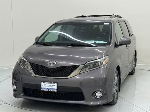 Used 2017 Toyota Sienna SE Premium image 1