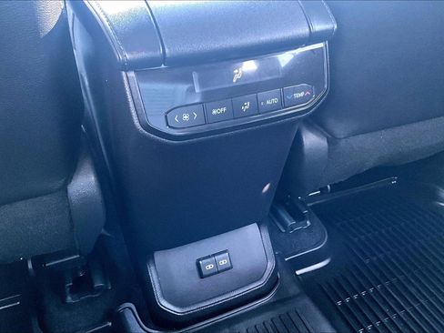 Used 2025 Toyota Highlander XLE image 34