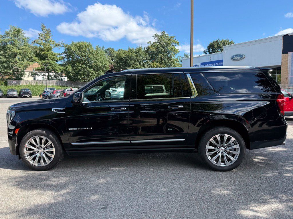 Used 2024 GMC Yukon XL Denali AWD/4WD image 5