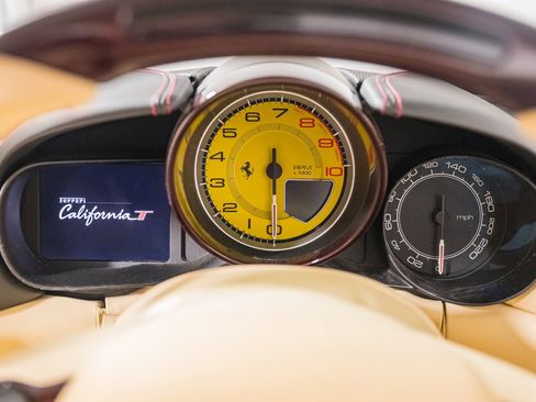 Used 2015 Ferrari California T RWD image 39