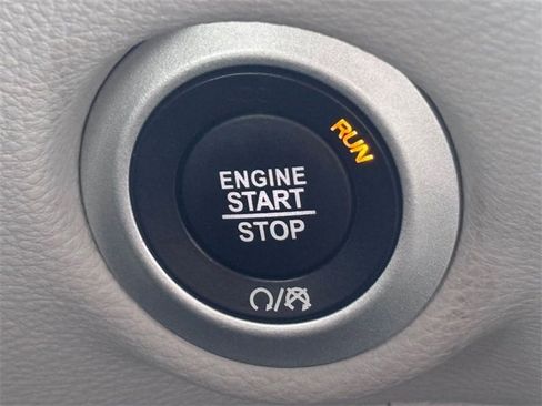 Used 2023 Chrysler Pacifica Touring-L image 19