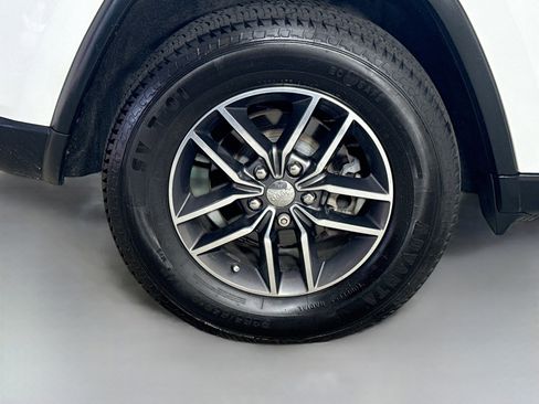 Used 2018 Jeep Grand Cherokee Limited image 33