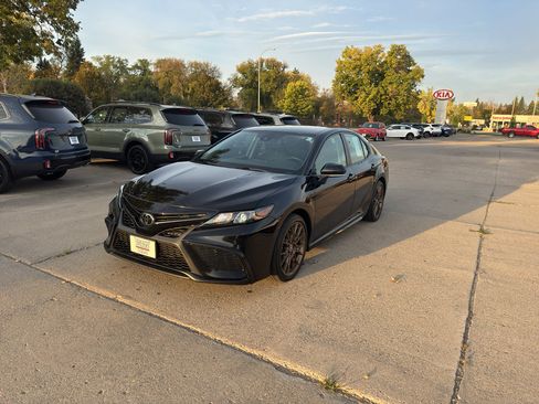 Used 2023 Toyota Camry SE image 2