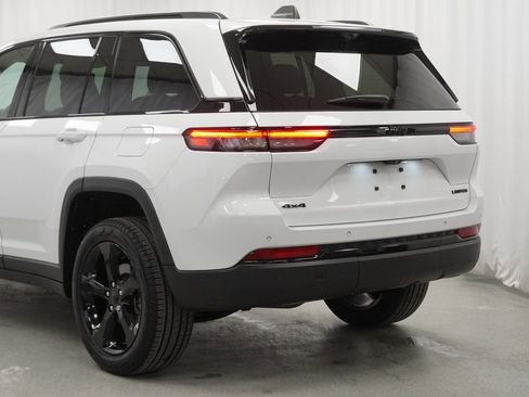 Used 2023 Jeep Grand Cherokee Limited w/ Luxury Tech Group II image 12