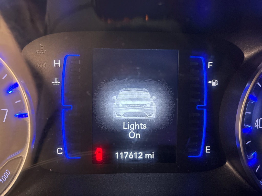 Used 2020 Chrysler Pacifica Touring-L FWD image 14