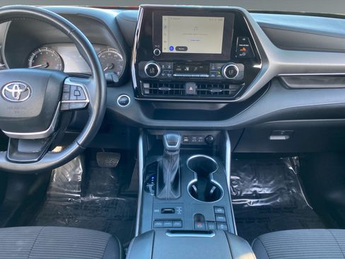 Used 2024 Toyota Highlander LE AWD/4WD image 11