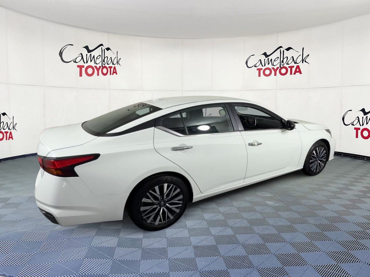 Used 2025 Nissan Altima 2.5 SV FWD image 2