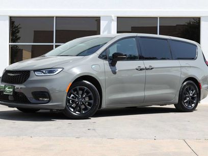 Used 2024 Chrysler Pacifica Limited w/ Uconnect Theater Family Group