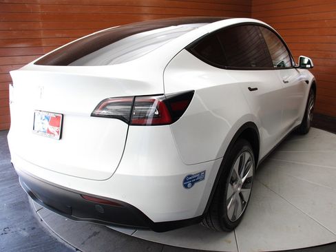 Used 2021 Tesla Model Y Long Range image 5