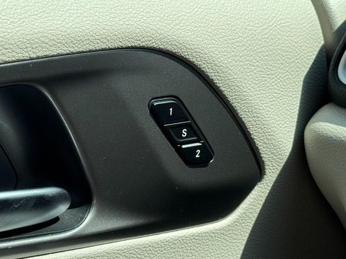 Used 2023 Chrysler Pacifica Touring-L FWD image 19