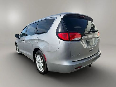 Used 2017 Chrysler Pacifica Touring FWD image 9