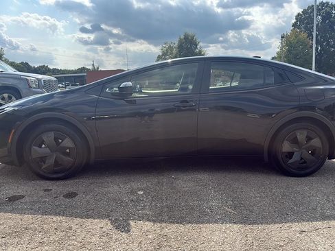 Used 2025 Toyota Prius LE FWD image 2