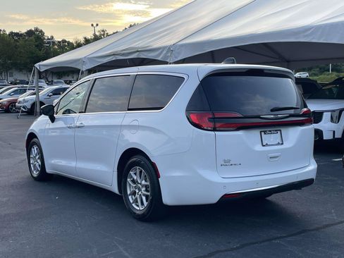 Used 2024 Chrysler Pacifica Touring-L FWD image 5