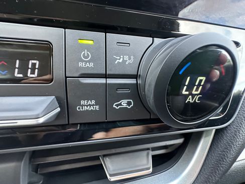 Used 2024 Toyota Grand Highlander AWD image 28