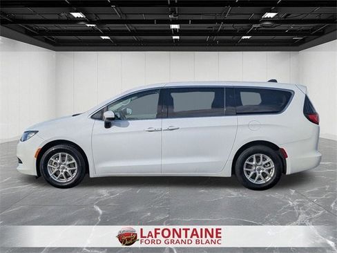 Used 2022 Chrysler Voyager LX image 2