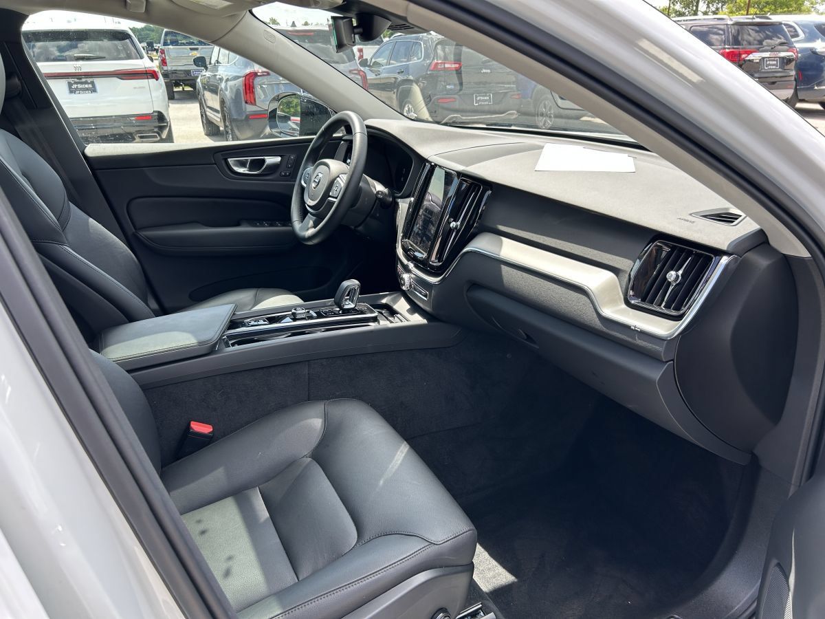 Used 2025 Volvo XC60 B5 Core w/ Protection Package Premier AWD/4WD image 8