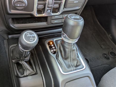 Used 2024 Jeep Wrangler Sport S image 15