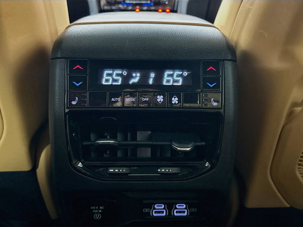 Used 2023 Jeep Grand Cherokee L Summit w/ Luxury Tech Group V AWD/4WD image 32