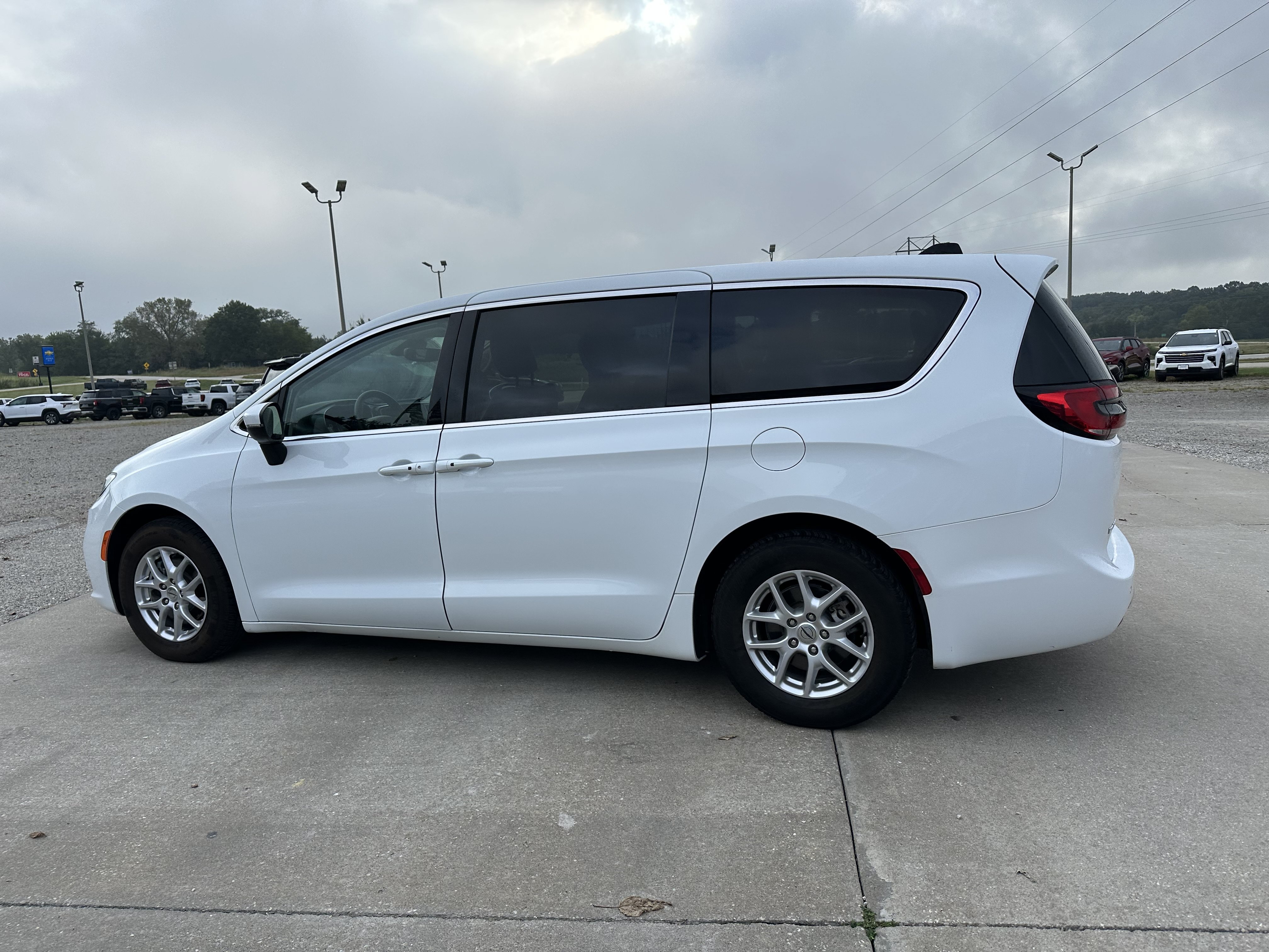 Used 2023 Chrysler Pacifica Touring-L FWD image 8