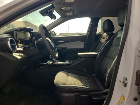 Certified 2025 Chevrolet Trax LT FWD image 12