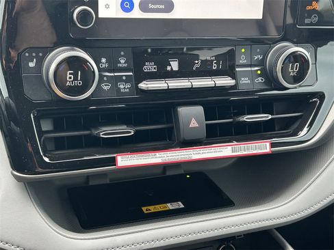 Used 2024 Toyota Highlander LE image 35