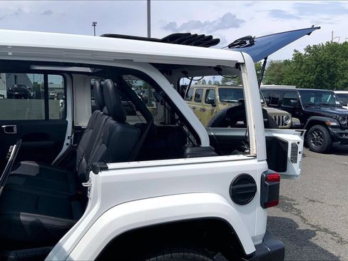 Certified 2024 Jeep Wrangler Unlimited Sahara w/ Technology Group AWD/4WD image 9