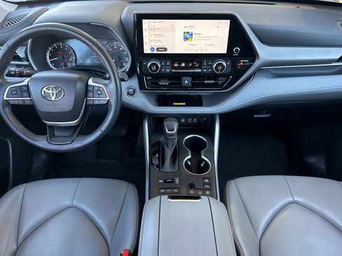 Used 2023 Toyota Highlander L image 13