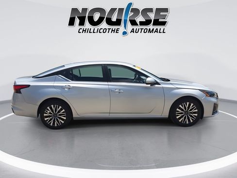 Used 2023 Nissan Altima 2.5 SV FWD image 9