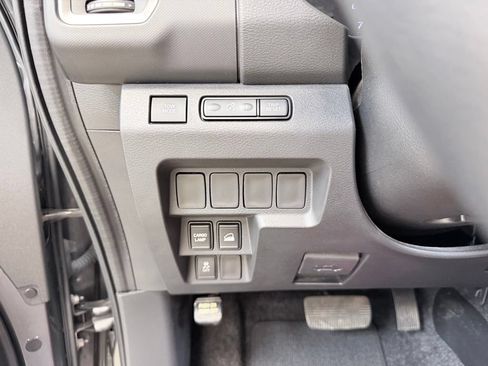 Used 2022 Nissan Frontier SV AWD/4WD image 23