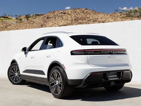 Certified 2025 Porsche Macan 4S Electric AWD/4WD image 3