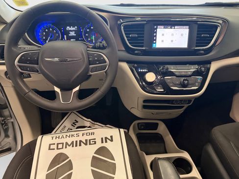 Used 2023 Chrysler Voyager LX image 10