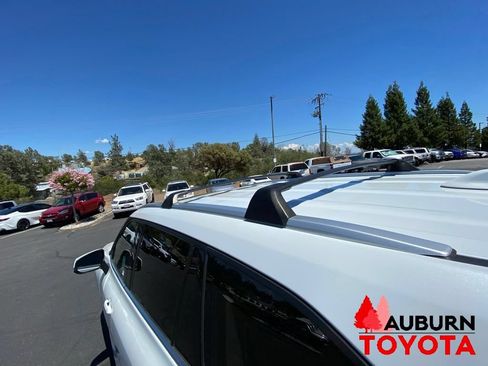 Used 2022 Toyota Highlander XLE AWD/4WD image 9
