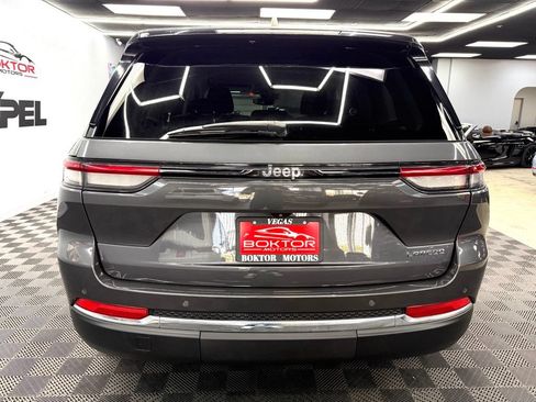 Used 2022 Jeep Grand Cherokee Laredo w/ Luxury Tech Group I RWD image 12