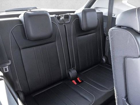 Used 2023 Volkswagen Tiguan SE w/ Panoramic Sunroof Package FWD image 23