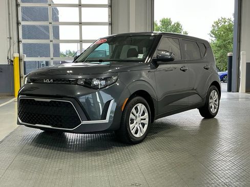 Used 2025 Kia Soul LX FWD image 2