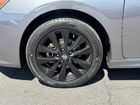 Used 2017 Nissan Sentra SR w/ SR Midnight Edition FWD image 34