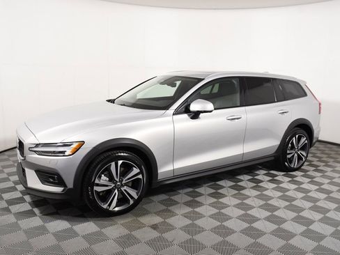 Used 2025 Volvo V60 B5 Cross Country Plus AWD/4WD image 2